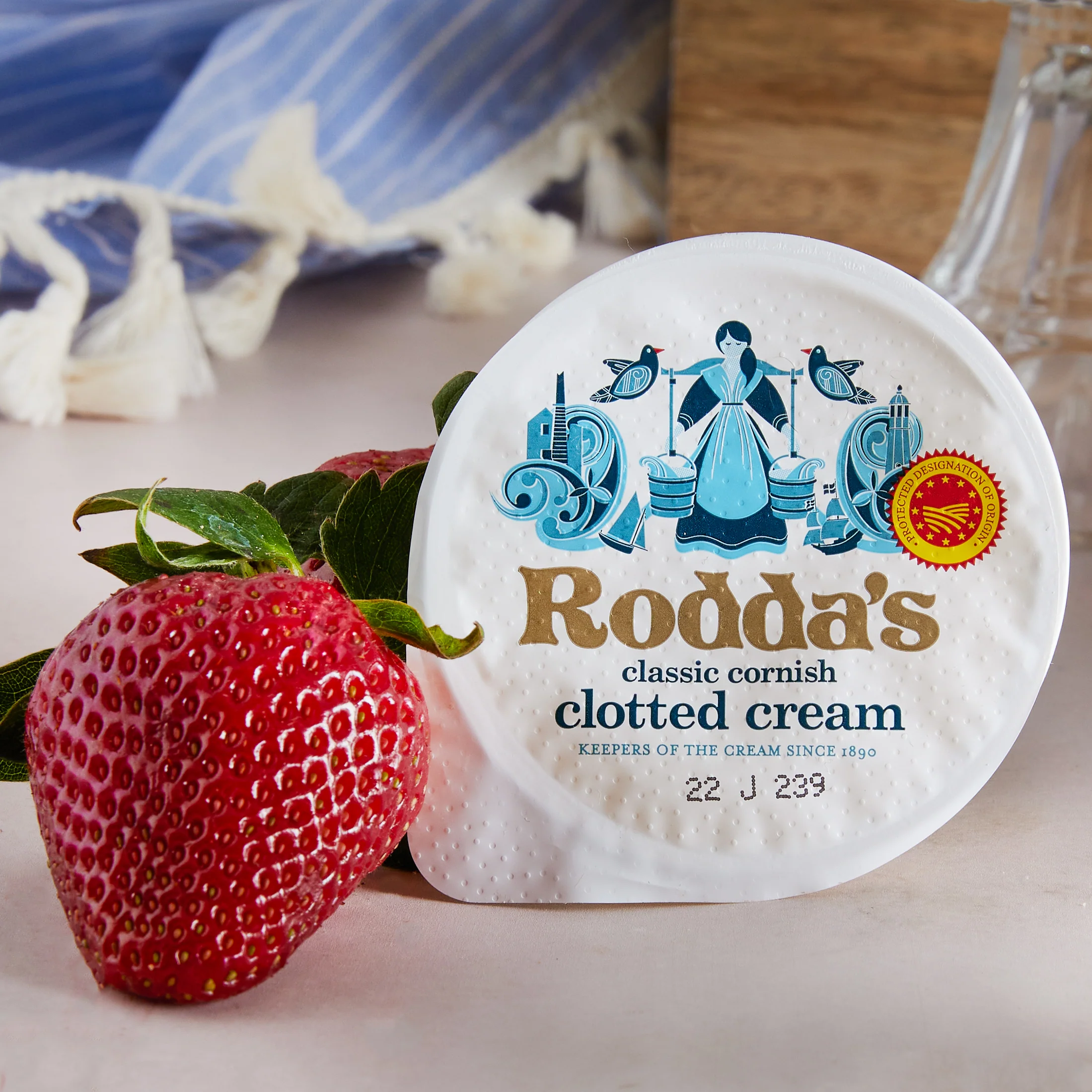 Luxury Afternoon Tea with Prosecco Hamper - Image 5